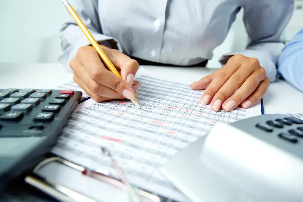 Mulher fazendo cálculos matemáticos no trabalho